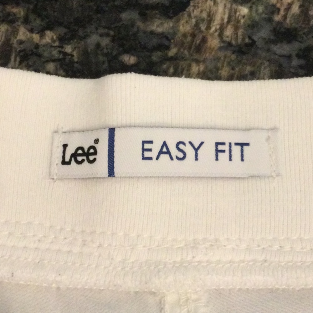Lee Easy Fit White Shorts - Picture 9 of 10
